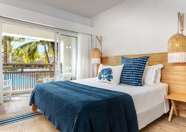 attitude-hotel-lagoon-mauritius-island-room-couple-poolside-618x440