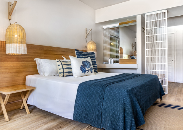 attitude-hotel-lagoon-mauritius-room-couple-poolside-618x440