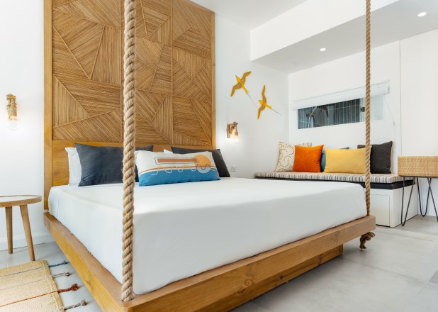 Sunrise Attitude Couple Swim up room_618x440