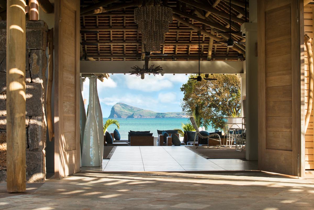 Offene Lobby mit Blick auf die Lagune und die Insel Coin de Mire am Horizont